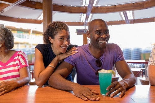 couple drinking cocktails at redfrog bar on carnival magic 