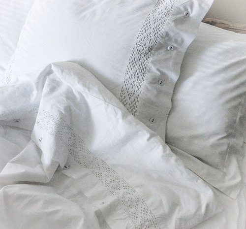 white-linens-pillows-blankets