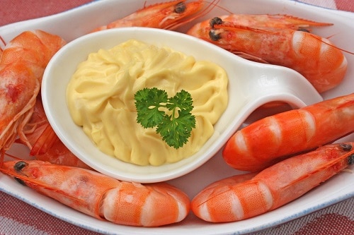 a plate of shrimp served with aïoli