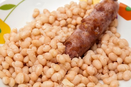 botifarra with white beans, a typical catalonian dish